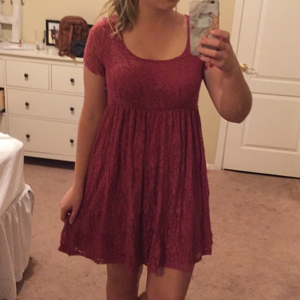 Mauve knee-length lace dress